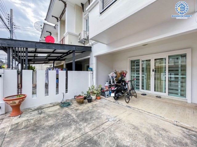 *****ทาวน์เฮ้าส์มือสองย่านนนทบุรี ม.พฤกษาทาวน์ ราชพฤกษ์ เนื้อที่มากถึง 21.4 ตร.ว. ฟังก์ชัน 3 ห้องนอน 2 ห้องน้ำ 2 ที่จอดรถ แถมฟรี! 3 เครื่องปรับอากาศ 1 เครื่องทำน้ำอุ่น 1 เครื่องดูดควัน บ้านสภาพดี น่าอยู่ บนทำเลศักยภาพ เชื่อมต่อทั้งถ.นครอินทร์, ถ.ราชพฤกษ์, ถ.กาญจนาภิเษก ใกล้วงเวียนพระราม 5, รถไฟฟ้าสายสีม่วง "สถานีบางรักใหญ่" และทางด่วน "ศรีรัช"